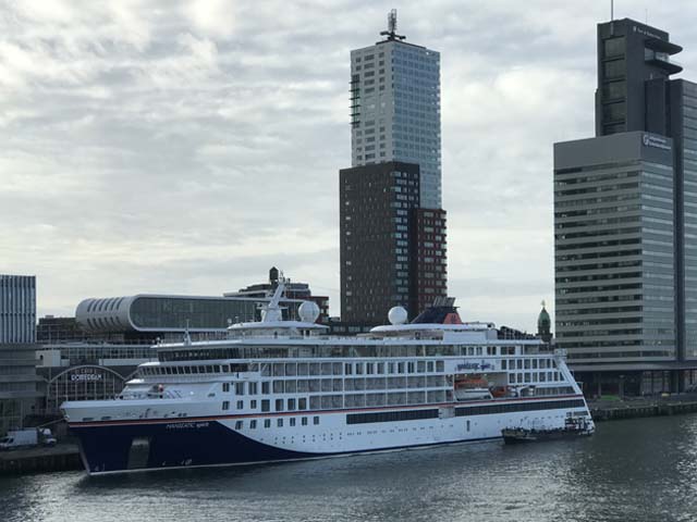 Cruiseschip ms Hanseatic Spirit van Hapag-Lloyd Cruises aan de Cruise Terminal Rotterdam